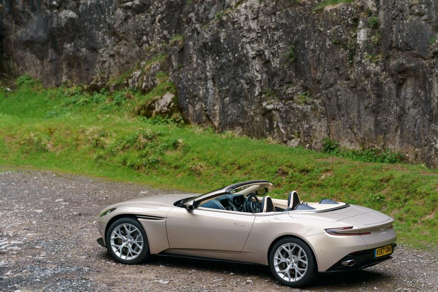  Aston Martin DB11 V8 Volante 2018 года  (UK) (фото 30 из 40)
